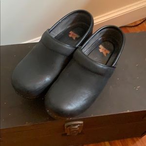Dansko size 35 XP clogs in black.